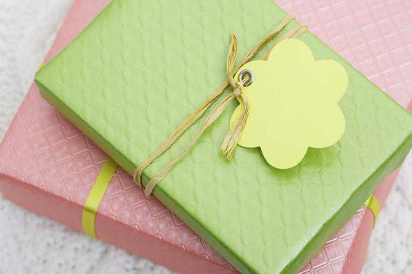 无人,横图,俯视,室内,特写,白天,桌面,桌子,静物,礼盒,礼物,木制,纸盒,缎带,盒子,两个,粉色,黄色,绿色,包装盒,卡片,木制品,礼品盒,卡,摄影,礼品,影棚,彩图,高角度拍摄,影棚拍摄,拍摄