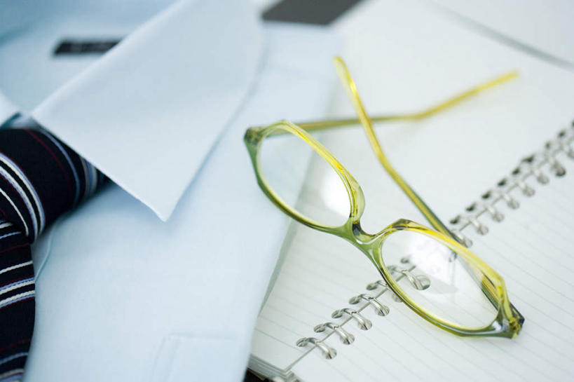 无人,横图,俯视,室内,特写,白天,衬衫,桌面,桌子,静物,一本,一副,木制,眼镜,备忘录,记事本,领带,绿色,本子,笔记本,木制品,一件,摄影,影棚,象征,庄重,身份,近视眼镜,正式,地位,彩图,高角度拍摄,影棚拍摄,衬衣,拍摄