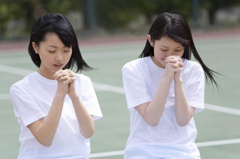 东方人,两个人,伙伴,朋友,体育馆,运动场,站,闭眼,笑,微笑,露齿笑,横图,室外,白天,正面,友谊,亚洲,服装,朦胧,模糊,休闲装,黄种人,文化,鼓励,体育场,衣服,加油,祈祷,握拳,站着,休闲,健康,同学,休闲服,抱拳,打气,许愿,服饰,信仰,祈求,校友,鼓舞,运动馆,同窗,学友,平安,友情,年轻女性,女人,女性,亚洲人,闭眼睛,闭着眼,闭着眼睛,站立,半身,彩图