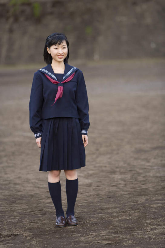 东方人,一个人,站,笑,微笑,露齿笑,竖图,室外,白天,正面,裙子,制服,亚洲,仅一个年轻女性,仅一个女性,仅一个人,服装,朦胧,模糊,注视,黄种人,观察,看,站着,校服,短裙,观看,察看,关注,学生服,年轻女性,女人,女性,亚洲人,站立,彩图,全身