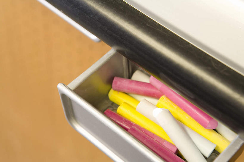 无人,学校,教学楼,横图,俯视,室内,特写,白天,静物,抽屉,一堆,许多,堆叠,堆积,笔,工具,粉红,办公用品,校园,文具,黄色,白色,粉笔,容器,学习用品,堆,文具用品,文化工具,白垩,彩图,高角度拍摄,教室楼,教学大楼