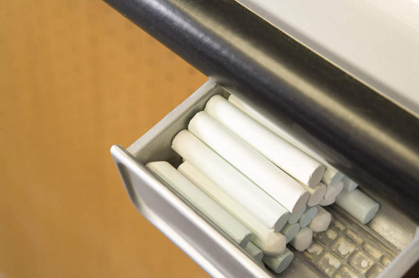 无人,学校,教学楼,横图,俯视,室内,特写,白天,静物,抽屉,一堆,许多,堆叠,堆积,笔,工具,办公用品,校园,文具,白色,粉笔,容器,学习用品,堆,文具用品,文化工具,白垩,彩图,高角度拍摄,教室楼,教学大楼