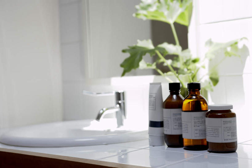 无人,家,横图,室内,特写,白天,正面,别墅,家具,卫生间,洗手间,建筑,欧式,一排,阴影,朦胧,模糊,整齐,装饰,光线,罐子,水龙头,影子,房屋,屋子,公寓,建设,现代,洋房,楼房,开关,住宅,玻璃制品,排列,三个,阳光,玻璃瓶,化妆品,瓶子,打开,洗面乳,面盆,明亮,阀门,舒适,开启,洗面奶,队列,简约风格,宽敞,水咀,厕所,彩图,房子