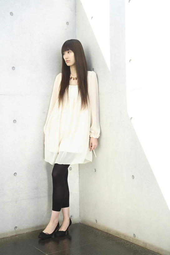 东方人,一个人,站,竖图,室内,白天,正面,亚洲,仅一个年轻女性,仅一个女性,仅一个人,阴影,服装,反射,瓷砖,地砖,影子,墙,墙角,地面,注视,休闲装,黄种人,墙壁,墙面,衣服,观察,看,靠,靠着,倚靠,站着,休闲,休闲服,服饰,观看,察看,倚着,关注,年轻女性,女人,女性,亚洲人,站立,彩图,全身