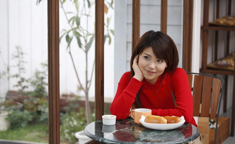点心,面包,东方人,一个人,餐厅,坐,笑,微笑,横图,室内,白天,正面,草地,草坪,植物,窗户,落地窗,杯子,餐具,亚洲,仅一个年轻女性,仅一个女性,仅一个人,撑,服装,瓷器,碟子,盘,食品,面点,咖啡杯,陶瓷制品,托腮,注视,休闲装,黄种人,玻璃窗,草,树,树木,食物,糕点,两个,衣服,绿色,自然,盘子,碟,碗,观察,看,托,休闲,休闲服,服饰,生长,成长,观看,察看,关注,托下巴,瓷杯,年轻女性,女人,女性,亚洲人,坐着,半身,彩图,餐馆,饭店,饭馆