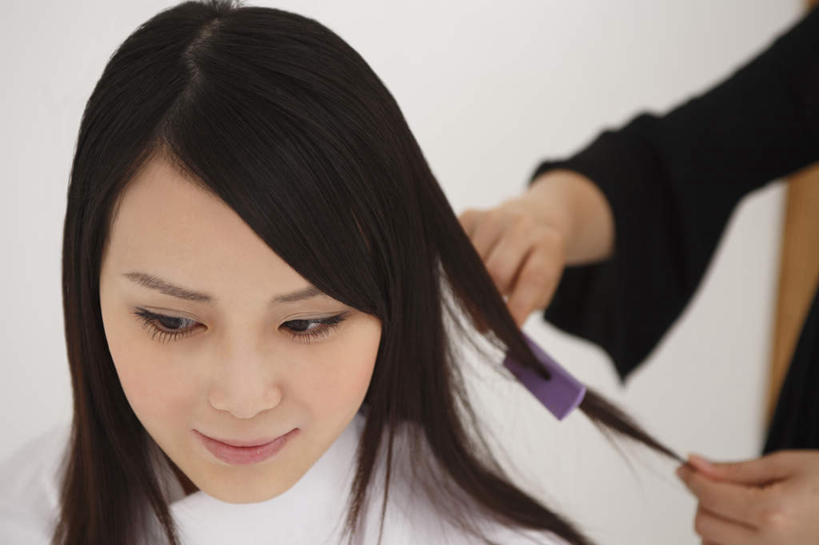 东方人,脸,头,脸颊,头发,两个人,理发师,站,坐,横图,室内,特写,白天,正面,美发,亚洲,握,服装,朦胧,模糊,工具,拿,梳子,拿着,注视,休闲装,黄种人,衣服,黑色,观察,看,站着,休闲,休闲服,握着,服饰,观看,整理,察看,关注,男人,男性,年轻男性,年轻女性,女人,女性,亚洲人,头部,脸部,脸蛋,面部,发型师,理发员,美发师,站立,坐着,半身,彩图,理发