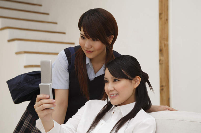 东方人,两个人,姐妹,伙伴,朋友,客厅,站,坐,举,笑,打电话,微笑,露齿笑,横图,室内,白天,正面,制服,友谊,楼梯,沙发,电话,手机,亚洲,撑,握,服装,阶梯,墙,拿,拿着,注视,休闲装,黄种人,通讯设备,姐姐,妹妹,墙壁,墙面,台阶,衣服,观察,看,托,站着,休闲,校服,休闲服,握着,服饰,观看,察看,起居室,撑着,关注,布艺沙发,学生服,交流,友情,年轻女性,女人,女性,亚洲人,沟通,举起,举手,举着,通话,向上举,向上伸,向上托,站立,坐着,半身,彩图