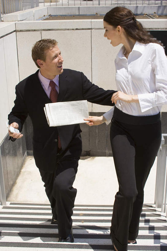 西方人,头发,两个人,伙伴,朋友,商务人士,商务男性,商务女性,栏杆,站,笑,微笑,露齿笑,竖图,俯视,室外,白天,衬衫,阅读,友谊,楼梯,报纸,欧洲,欧洲人,一张,握,学习,阴影,套装,光线,瓷砖,地砖,扶手,影子,阶梯,地面,拿,拿着,注视,护栏,台阶,黄色,阳光,观察,看,双手摊开,站着,张嘴,无奈,浏览,握着,观看,遗憾,烦恼,察看,关注,商务装,张大嘴巴,工薪阶层,可惜,无计可施,惋惜,怜惜,无语,友情,男人,男性,年轻男性,年轻女性,女人,女性,白种人,白领,上班族,张开嘴,站立,彩图,高角度拍摄,全身,衬衣