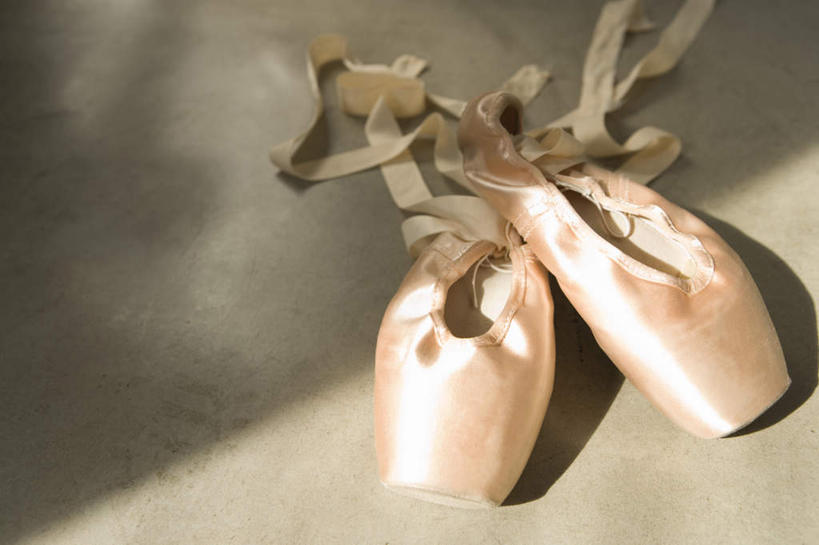 无人,横图,俯视,室内,特写,白天,跳舞,静物,鞋子,一双,阴影,朦胧,模糊,光线,布,瓷砖,地砖,丝绸,丝带,影子,缎带,地面,绸带,黄色,阳光,舞鞋,芭蕾舞鞋,舞姿,足尖鞋,芭蕾舞,彩图,高角度拍摄,舞蹈