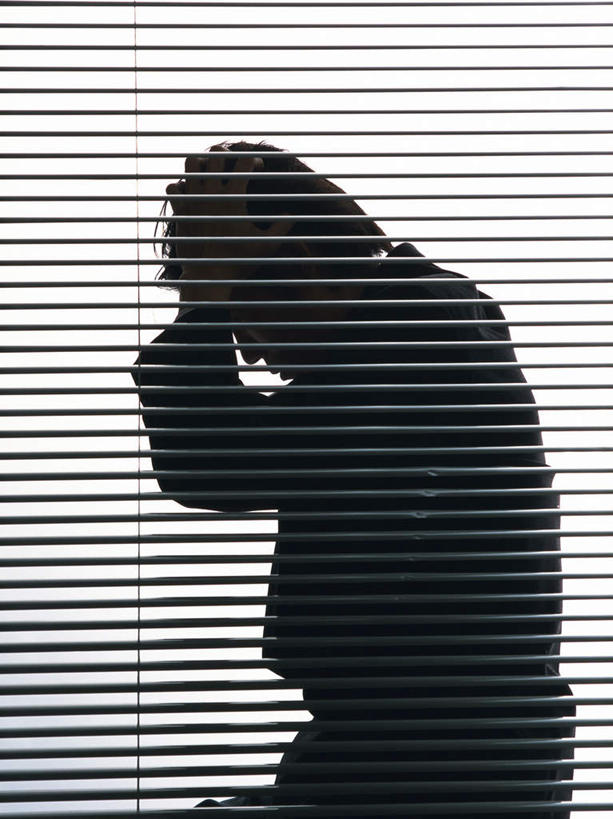 东方人,一个人,商务人士,商务男性,站,举,摸,竖图,室内,白天,正面,衬衫,窗帘,亚洲,仅一个男性,仅一个人,一排,撑,抚摸,条纹,套装,整齐,黄种人,排列,仅一个年轻男性,低头,托,站着,抓,百叶帘,撑着,忧愁,队列,商务装,工薪阶层,困扰,男人,男性,年轻男性,亚洲人,白领,上班族,触摸,接触,举起,举手,举着,向上举,向上伸,向上托,站立,半身,彩图,衬衣