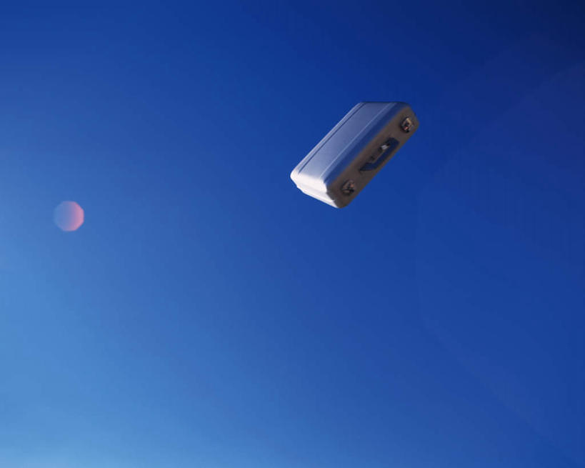 无人,横图,室外,特写,白天,仰视,安全,静物,手提箱,漂浮,云,云朵,云彩,一个,蓝色,白色,白云,蓝天,天空,箱子,天,单个,保护,保险,私密,密码箱,彩图,低角度拍摄