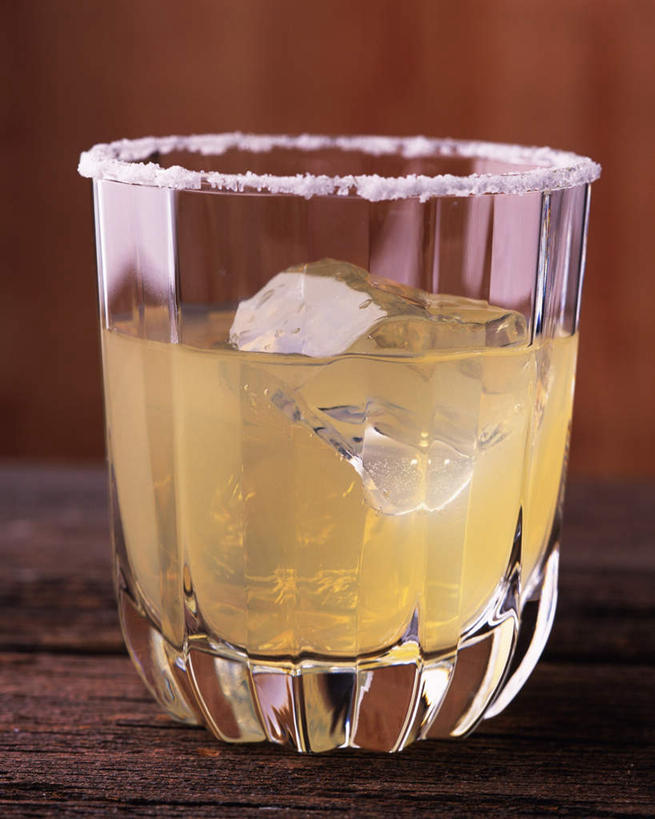 无人,竖图,室内,特写,白天,正面,桌子,杯子,阴影,朦胧,模糊,反射,液体,影子,木桌,冰块,食品,酒类,一杯,文化,玻璃制品,酒,食物,饮料,水杯,鸡尾酒,酒精饮料,调酒,摄影,影棚,创造,酒精,想象,咸狗,咸狗鸡尾酒,玻璃杯,彩图,影棚拍摄,拍摄