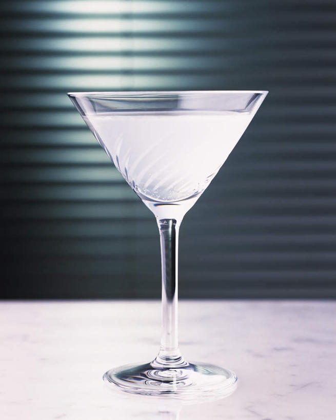 无人,竖图,室内,特写,白天,正面,杯子,阴影,朦胧,模糊,反射,高脚杯,液体,影子,食品,酒类,一杯,文化,玻璃制品,酒,食物,饮料,白色,酒杯,鸡尾酒,酒精饮料,调酒,摄影,影棚,创造,酒精,想象,玻璃杯,彩图,影棚拍摄,拍摄,得其利,得其利鸡尾酒