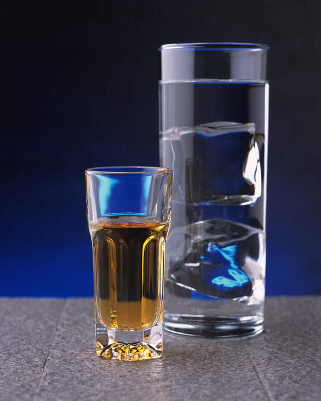 无人,竖图,室内,特写,白天,正面,杯子,阴影,朦胧,模糊,反射,高脚杯,液体,影子,食品,酒类,两杯,文化,玻璃制品,酒,食物,饮料,酒杯,鸡尾酒,酒精饮料,调酒,摄影,影棚,创造,酒精,想象,玻璃杯,彩图,影棚拍摄,拍摄