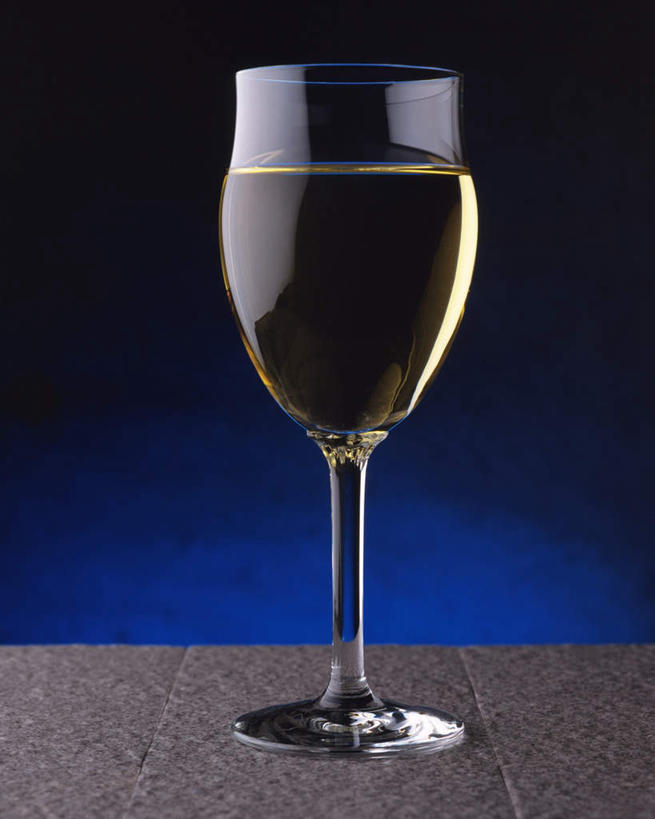 红酒,葡萄酒,无人,竖图,室内,特写,白天,正面,杯子,阴影,朦胧,模糊,反射,高脚杯,液体,影子,食品,白葡萄酒,酒类,一杯,玻璃制品,酒,食物,饮料,酒杯,酒精饮料,摄影,影棚,酒精,玻璃杯,彩图,影棚拍摄,拍摄