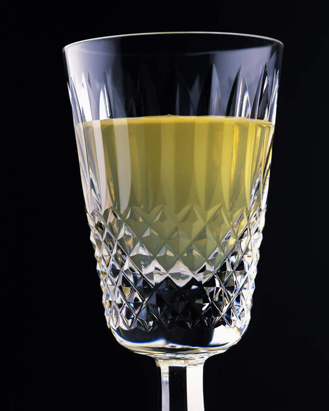 无人,竖图,室内,特写,白天,正面,杯子,阴影,黑色背景,朦胧,模糊,反射,高脚杯,液体,影子,食品,酒类,一杯,文化,玻璃制品,酒,食物,饮料,酒杯,鸡尾酒,酒精饮料,调酒,摄影,影棚,创造,酒精,想象,玻璃杯,彩图,影棚拍摄,拍摄