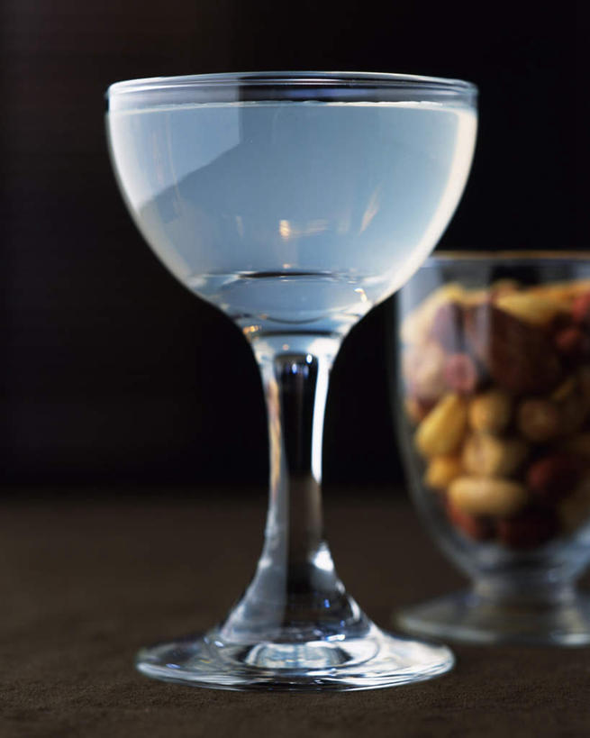 无人,竖图,室内,特写,白天,正面,杯子,阴影,朦胧,模糊,反射,高脚杯,液体,影子,食品,酒类,一杯,文化,玻璃制品,酒,食物,饮料,酒杯,鸡尾酒,酒精饮料,调酒,摄影,影棚,创造,酒精,想象,玻璃杯,彩图,影棚拍摄,拍摄,巴拉莱卡,巴拉莱卡鸡尾酒