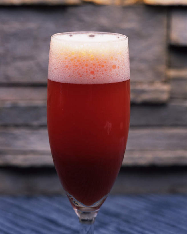 无人,竖图,室内,特写,白天,正面,杯子,阴影,朦胧,模糊,反射,高脚杯,液体,影子,气泡,食品,酒类,一杯,文化,玻璃制品,酒,食物,饮料,酒杯,鸡尾酒,酒精饮料,调酒,摄影,影棚,创造,酒精,想象,玻璃杯,彩图,影棚拍摄,拍摄,红眼,红眼鸡尾酒