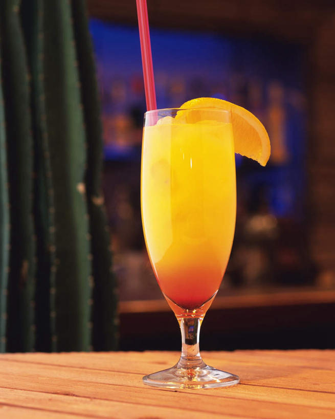 无人,竖图,室内,特写,白天,正面,桌子,柠檬,杯子,阴影,朦胧,模糊,反射,高脚杯,液体,影子,塑料,木桌,食品,酒类,一杯,文化,玻璃制品,酒,食物,饮料,黄色,酒杯,塑料制品,吸管,鸡尾酒,酒精饮料,调酒,摄影,影棚,创造,空心,酒精,想象,饮管,特其拉日出,特其拉日出鸡尾酒,玻璃杯,益母果,柠果,彩图,影棚拍摄,拍摄,圆柱状