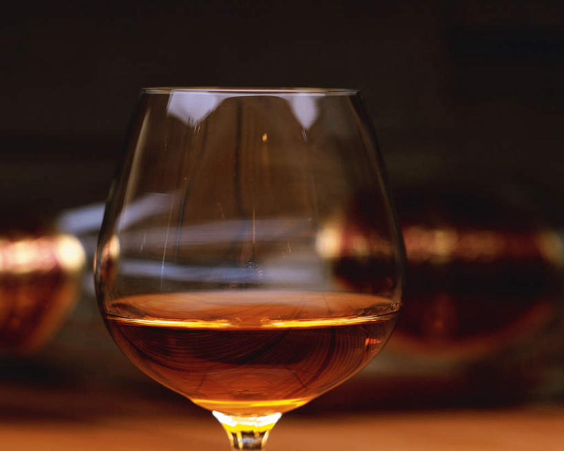 无人,横图,室内,特写,白天,正面,杯子,阴影,朦胧,模糊,反射,高脚杯,液体,影子,食品,白兰地,酒类,一杯,文化,玻璃制品,酒,食物,饮料,酒杯,酒精饮料,摄影,影棚,创造,酒精,想象,法国白兰地,干邑白兰地酒,干邑,玻璃杯,彩图,影棚拍摄,拍摄