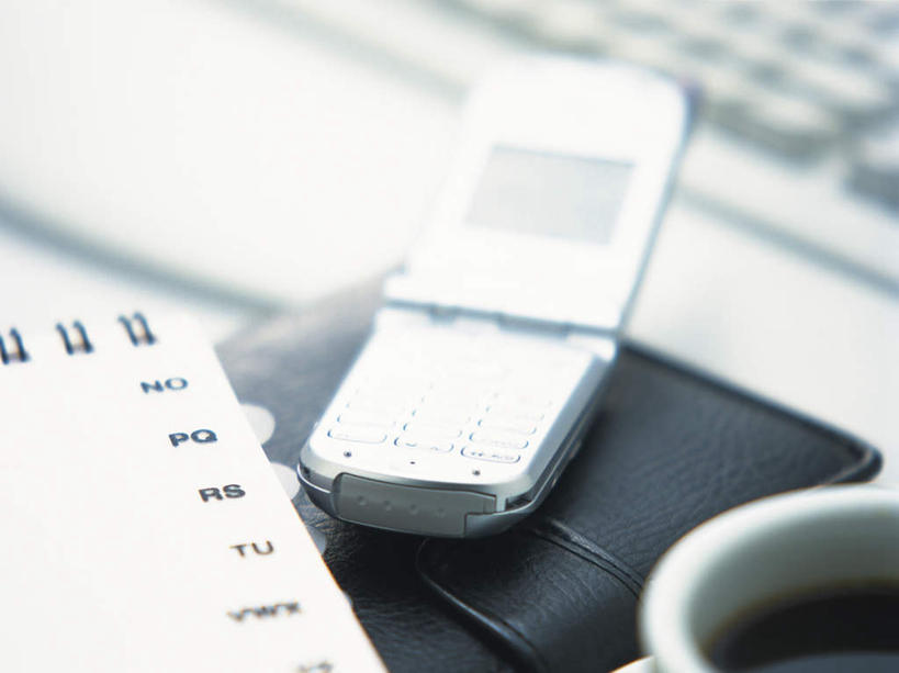 无人,横图,俯视,室内,特写,白天,键盘,静物,杯子,电话,手机,阴影,朦胧,模糊,光线,瓷器,影子,记事本,咖啡杯,陶瓷制品,输入设备,通讯设备,一个,阳光,本子,笔记本,皮夹子,钱包,零钱包,皮夹,瓷杯,通信设备,一部,彩图,高角度拍摄