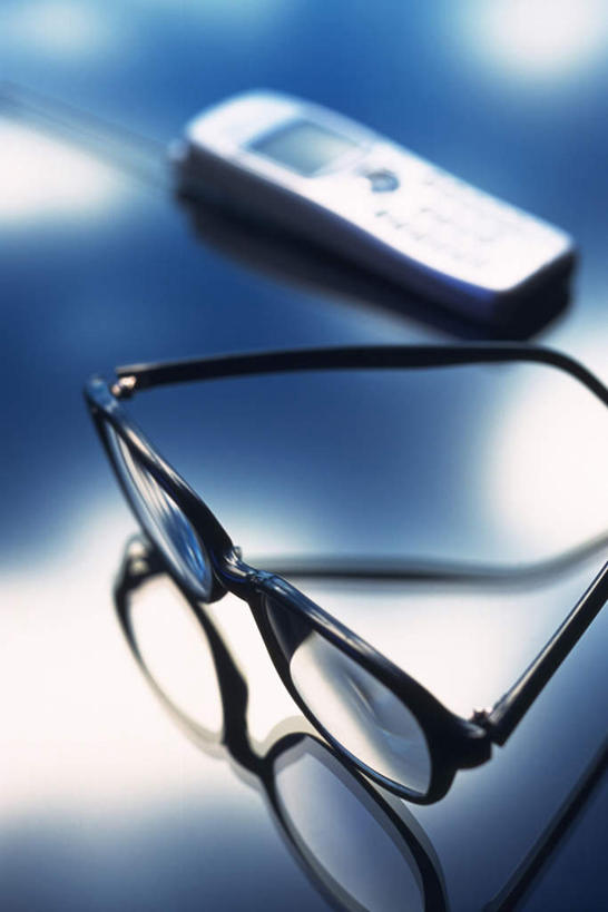 无人,竖图,俯视,室内,特写,白天,镜子,桌面,桌子,静物,电话,手机,一副,阴影,朦胧,模糊,光线,眼镜,影子,通讯设备,一个,阳光,单个,镜像,镜面,近视眼镜,彩图,高角度拍摄