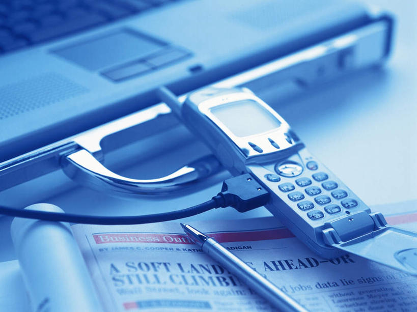 无人,打电话,横图,俯视,室内,特写,白天,电脑,笔记本电脑,静物,报纸,电话,手机,阴影,朦胧,模糊,光线,网络,笔,影子,圆珠笔,通讯设备,阳光,电源线,无线,通信设备,无线网络,无线上网,便携式电脑,一部,交流,手提电脑,沟通,通话,彩图,高角度拍摄