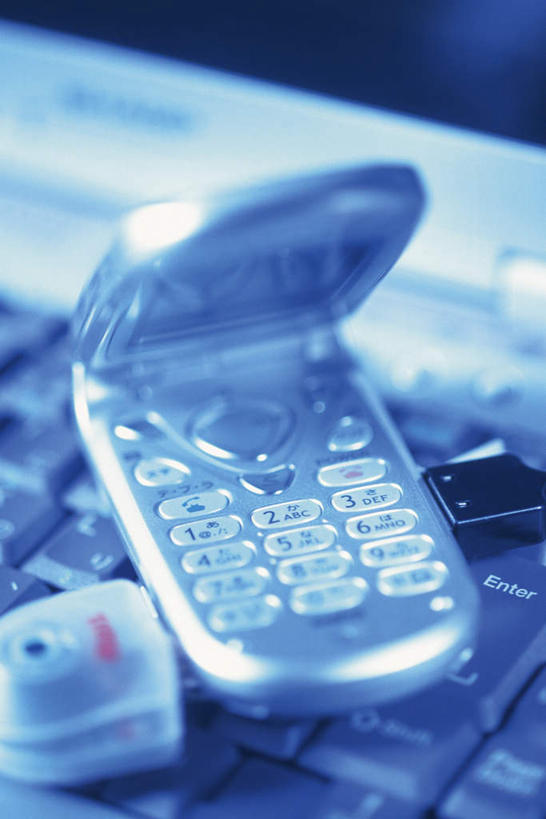 无人,打电话,竖图,俯视,室内,特写,白天,电脑,笔记本电脑,键盘,静物,电话,手机,阴影,朦胧,模糊,光线,网络,影子,摄像头,输入设备,通讯设备,阳光,电源线,无线,通信设备,无线网络,无线上网,便携式电脑,交流,手提电脑,沟通,通话,彩图,高角度拍摄