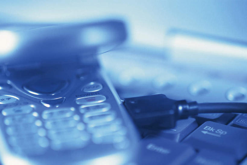 无人,打电话,横图,俯视,室内,特写,白天,电脑,笔记本电脑,键盘,静物,电话,手机,阴影,朦胧,模糊,光线,网络,影子,输入设备,通讯设备,阳光,电源线,无线,通信设备,无线网络,无线上网,便携式电脑,交流,手提电脑,沟通,通话,彩图,高角度拍摄