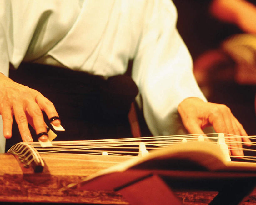 东方人,手,一个人,坐,摸,横图,室内,白天,民族服装,日本,亚洲,仅一个年轻女性,仅一个女性,仅一个人,抚摸,阴影,和服,日本文化,装饰,反射,影子,乐谱,乐器,琵琶,弦乐器,弹奏,黄种人,文化,传统,手部,服饰,华丽,修饰,点缀,弹拨弦鸣乐器,东亚,吴服,唐草,唐花,唐锦,日本国,衬托,美观,雅致,雅观,年轻女性,女人,女性,亚洲人,触摸,接触,坐着,半身,彩图,传统服装,民俗服,弹拨弦乐器