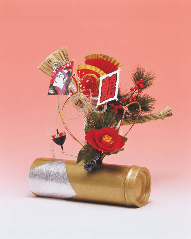 无人,竖图,俯视,室内,特写,白天,竹子,静物,玩具,叶子,日本,春节,亚洲,阴影,节日,庆祝,日本文化,装饰,盛开,反射,玩偶,影子,竹筒,绿叶,花蕾,文化,传统,花,花瓣,花朵,鲜花,一个,假花,绳子,花苞,花蕊,庆典,嫩叶,单个,纪念,绳索,华丽,修饰,点缀,东亚,日本国,衬托,美观,雅致,雅观,叶,叶片,彩图,高角度拍摄,仿真花,人造花