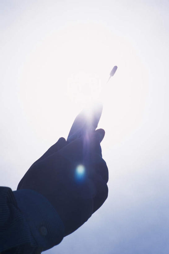 东方人,手,一个人,商务人士,商务男性,摸,打电话,竖图,室外,特写,白天,仰视,电话,手机,亚洲,仅一个男性,仅一个人,敲打,握,阴影,光线,影子,拿,拿着,黄种人,输入,通讯设备,仅一个年轻男性,阳光,手部,手指,握着,单手,点击,敲击,工薪阶层,袖口,一部,交流,按键,男人,男性,年轻男性,亚洲人,白领,上班族,触摸,沟通,接触,通话,半身,彩图,低角度拍摄