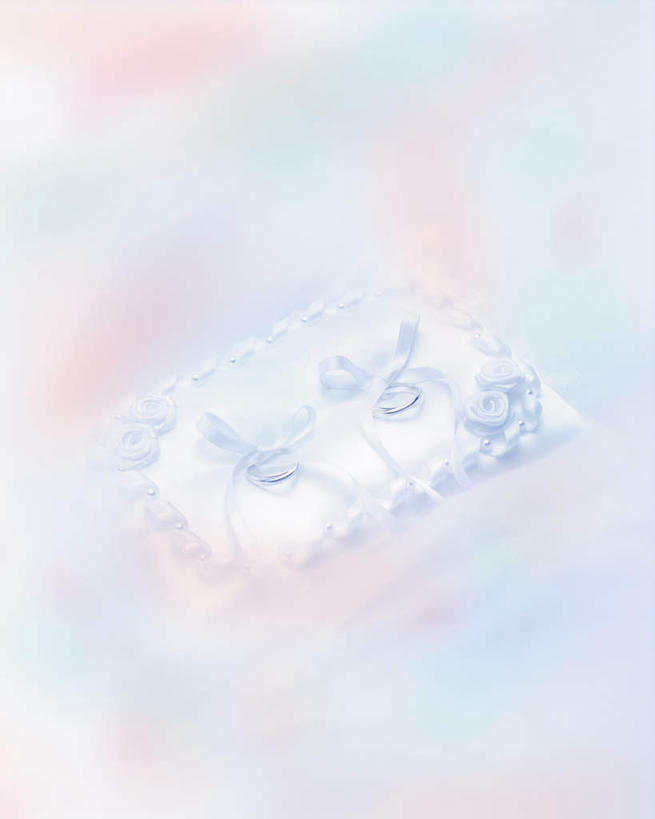 无人,竖图,俯视,室内,特写,白天,婚礼,快乐,礼盒,礼物,阴影,朦胧,模糊,庆祝,装饰,光线,影子,纸盒,一对,结婚,盒子,阳光,包装盒,结婚戒指,戒指,礼品盒,喜庆,礼品,戒枕,纪念,华丽,修饰,点缀,衬托,美观,雅致,雅观,彩图,高角度拍摄,高兴