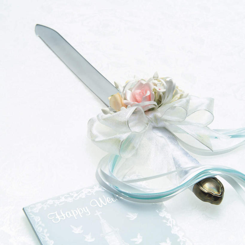 无人,方图,俯视,室内,特写,白天,婚礼,快乐,金属制品,阴影,花纹,朦胧,模糊,庆祝,装饰,盛开,光线,金属,标志,文字,影子,字符,字母,结婚,花蕾,标识,花,花瓣,花朵,鲜花,阳光,蝴蝶结,假花,卡片,刀,花苞,花蕊,喜庆,纪念,华丽,修饰,点缀,剑,炊具,衬托,美观,雅致,雅观,彩图,高角度拍摄,高兴,仿真花,人造花