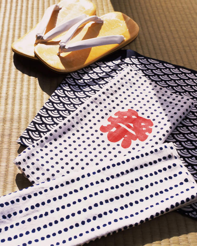 无人,竖图,俯视,室内,特写,白天,静物,鞋子,一双,阴影,服装,日本文化,光线,影子,榻榻米,木屐,衣服,阳光,一件,服饰,木鞋,彩图,高角度拍摄,人字拖,人字拖鞋