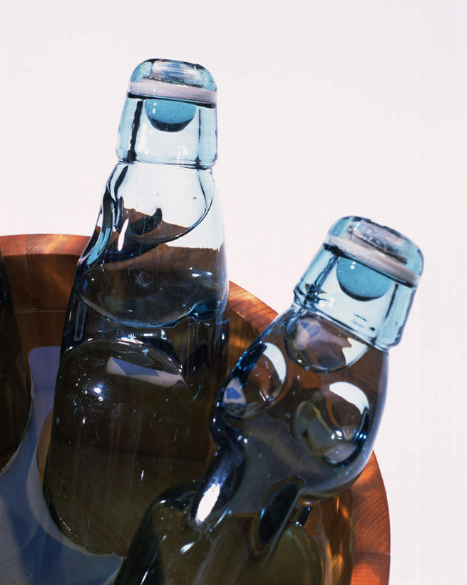 无人,竖图,俯视,室内,特写,白天,白色背景,静物,两瓶,木桶,桶,液体,玻璃制品,酒瓶,饮料,玻璃瓶,瓶子,容器,摄影,影棚,储藏,储存,彩图,高角度拍摄,影棚拍摄,拍摄,贮存