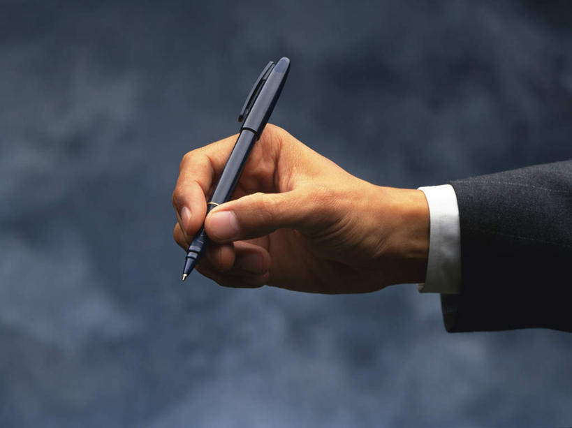 东方人,手,手腕,一个人,商务人士,商务男性,站,横图,俯视,室外,特写,白天,衬衫,亚洲,仅一个男性,仅一个人,握,套装,朦胧,模糊,笔,办公用品,圆珠笔,黄种人,文具,仅一个年轻男性,学习用品,站着,日本人,手部,握着,单手,文具用品,商务装,工薪阶层,文化工具,男人,男性,年轻男性,亚洲人,白领,上班族,站立,半身,彩图,高角度拍摄,衬衣