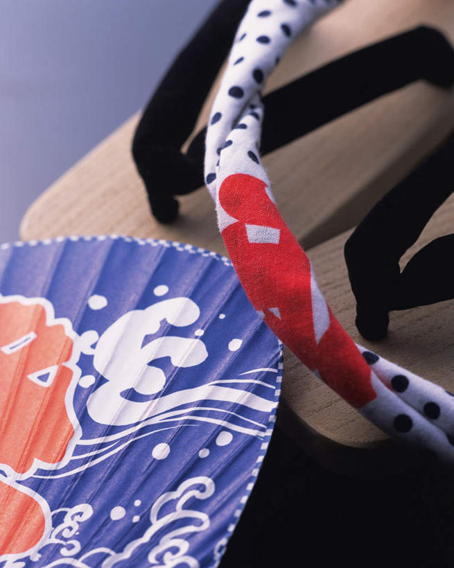 无人,竖图,俯视,室内,特写,白天,静物,鞋子,一把,一双,扇子,浪花,清凉,凉爽,文化,木屐,木鞋,彩图,高角度拍摄,人字拖,人字拖鞋,传统文化