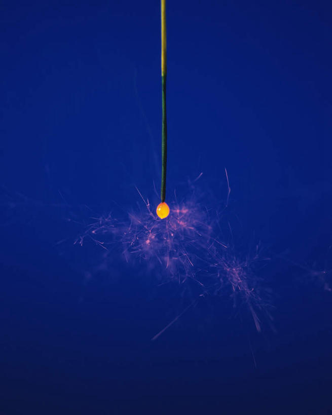 无人,竖图,室内,特写,白天,正面,烟火,静物,悬挂,蓝色背景,光芒,燃烧,一个,焰火,摄影,影棚,单个,闪烁,礼花,花炮,礼花炮,烟花,彩图,影棚拍摄,拍摄