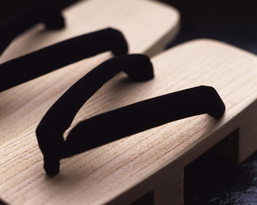 无人,横图,俯视,室内,特写,白天,静物,鞋子,一双,黑色背景,日本文化,木制,木屐,摄影,影棚,木鞋,彩图,高角度拍摄,影棚拍摄,人字拖,人字拖鞋,拍摄