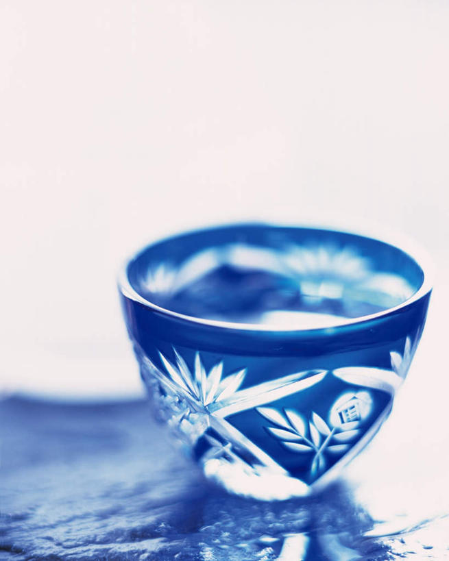 清酒,无人,竖图,俯视,室内,特写,白天,白色背景,桌子,静物,杯子,办公桌,一杯,玻璃制品,酒,饮料,酒杯,摄影,影棚,清酒杯,玻璃杯,彩图,高角度拍摄,影棚拍摄,拍摄