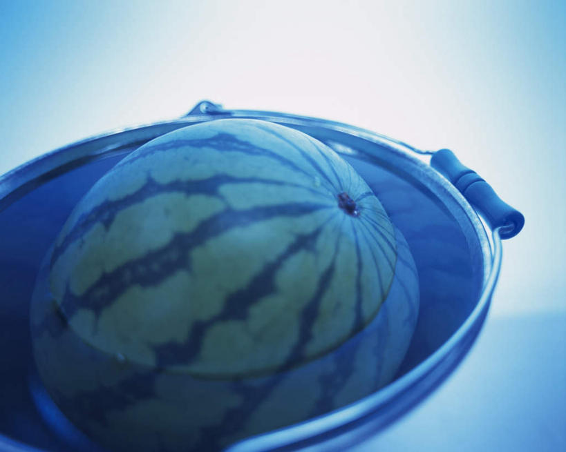 无人,横图,俯视,室内,特写,白天,西瓜,水果,条纹,新鲜,铁桶,桶,生食,食品,果实,食物,一个,绿色,容器,有机食品,绿色食品,单个,储藏,储存,寒瓜,彩图,高角度拍摄,贮存