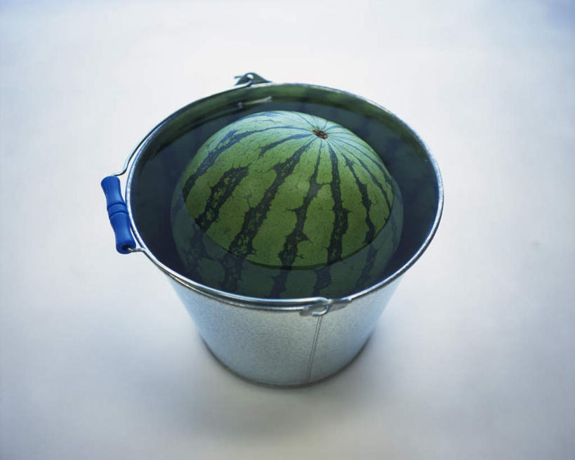 无人,横图,俯视,室内,特写,白天,西瓜,水果,条纹,新鲜,铁桶,桶,生食,食品,果实,食物,一个,绿色,容器,有机食品,绿色食品,单个,储藏,储存,寒瓜,彩图,高角度拍摄,贮存