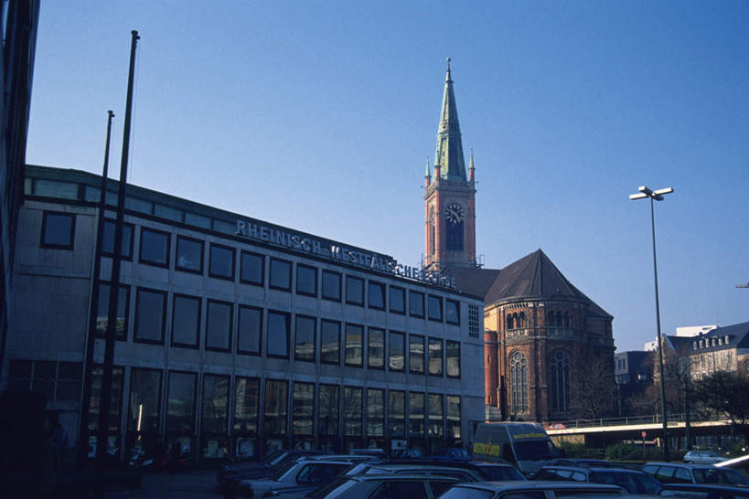 无人,横图,室外,白天,仰视,旅游,度假,标志建筑,地标,建筑,路灯,汽车,照明,德国,欧洲,钟楼,灯光,娱乐,建设,车,灯,蓝色,蓝天,天空,交通工具,轿车,天,享受,休闲,旅游胜地,放松,金融,照亮,证券交易所,照明设备,交易所,彩图,低角度拍摄,股票交易所