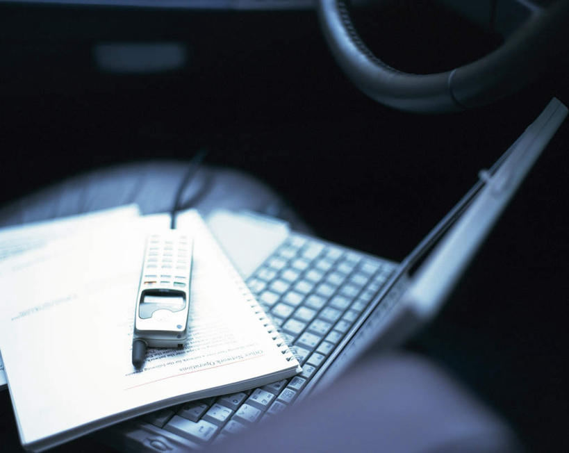 无人,打电话,横图,俯视,室内,特写,白天,电脑,笔记本电脑,桌子,静物,电话,手机,黑色背景,网络,材料,档案,文件,办公桌,通讯设备,资料,摄影,影棚,无线,文档,通信设备,无线网络,无线上网,便携式电脑,交流,手提电脑,沟通,通话,彩图,高角度拍摄,影棚拍摄,拍摄