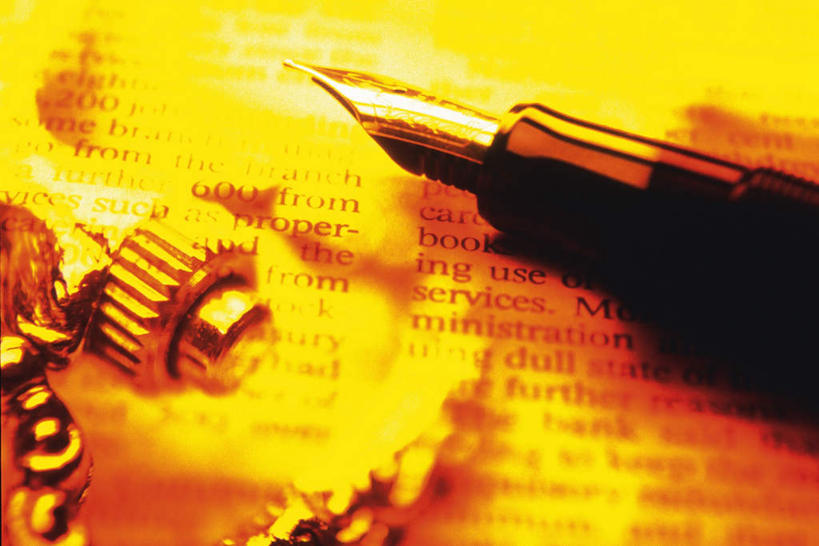 无人,横图,俯视,室内,白天,数码,科技,报纸,阴影,黄色背景,时间,网络,信息,笔,时钟,手表,办公用品,钢笔,高光,几何,计算机图形,合成,计时,文具,学习用品,钟表,表,新闻,腕表,文具用品,电脑合成图,数码合成图,写实,具体,具象,钟,彩图,高角度拍摄,报刊