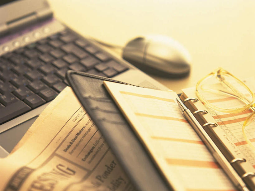 无人,横图,俯视,室内,特写,白天,电脑,笔记本电脑,鼠标,键盘,桌子,静物,报纸,网络,信息,办公桌,记事本,输入设备,通讯设备,本子,笔记本,摄影,影棚,新闻,无线,通信设备,无线网络,无线上网,便携式电脑,手提电脑,彩图,高角度拍摄,影棚拍摄,拍摄,报刊