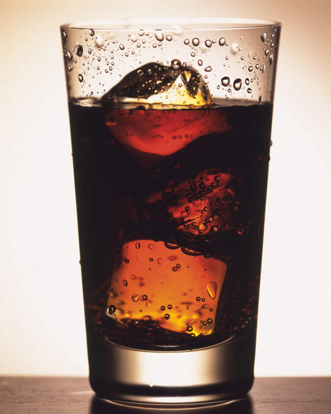 无人,竖图,室内,特写,白天,白色背景,正面,餐桌,桌子,静物,杯子,冰块,一杯,可乐,玻璃制品,饮料,水杯,摄影,影棚,餐台,玻璃杯,彩图,影棚拍摄,拍摄