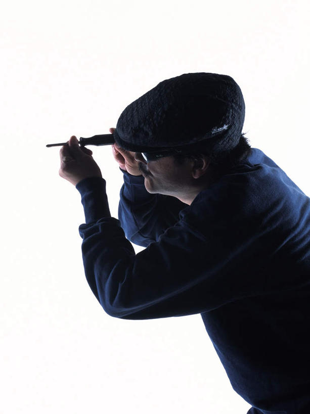 东方人,一个人,站,摸,竖图,室内,白天,白色背景,侧面,帽子,亚洲,仅一个男性,仅一个人,仅一个中年男性,握,服装,工具,墨镜,眼镜,拿,拿着,注视,休闲装,黄种人,衣服,蓝色,太阳镜,太阳眼镜,观察,看,站着,休闲,休闲服,遮阳镜,握着,摄影,服饰,影棚,观看,螺丝刀,起子,犯罪,察看,关注,盗窃,偷窃,小偷,窃贼,盗贼,贼,偷盗,男人,男性,中年男性,亚洲人,触摸,接触,站立,半身,彩图,影棚拍摄,拍摄