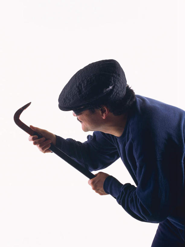 东方人,胡须,站,竖图,俯视,室内,白天,白色背景,帽子,金属制品,亚洲,弯腰,服装,金属,墨镜,眼镜,注视,休闲装,黄种人,衣服,蓝色,太阳镜,太阳眼镜,观察,看,站着,休闲,休闲服,遮阳镜,摄影,服饰,影棚,观看,犯罪,察看,关注,盗窃,偷窃,撬棒,弯身,小偷,窃贼,盗贼,贼,偷盗,亚洲人,胡子,小胡子,站立,半身,彩图,高角度拍摄,影棚拍摄,拍摄